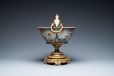 Un bol en porcelaine de Chine famille rose &agrave; monture en bronze dor&eacute;, 19&egrave;me