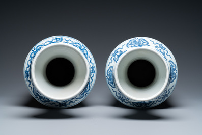 Une paire de vases en porcelaine de Chine en bleu et blanc, marque de Qianlong, 20&egrave;me