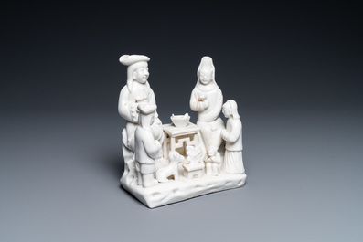 Un groupe en porcelaine blanc de Chine de Dehua figurant une famille hollandaise, Kangxi