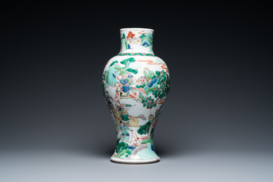 A Chinese famille verte 'battle scene' vase, 19th C.