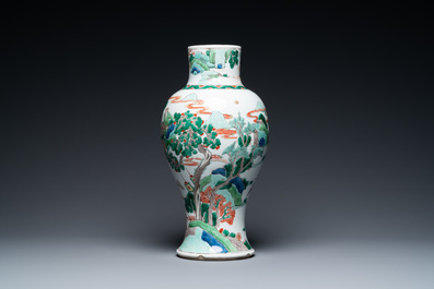 Un vase en porcelaine de Chine famille verte &agrave; d&eacute;cor d'une sc&egrave;ne guerri&egrave;re, 19&egrave;me
