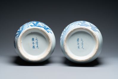 Une paire de vases en porcelaine de Chine en bleu et blanc, marque de Qianlong, 20&egrave;me