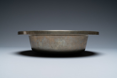 Une bo&icirc;te couverte de forme rectangulaire et un bol &agrave; d&eacute;cor d'un dragon en m&eacute;tal paktong, Chine, 19/20&egrave;me