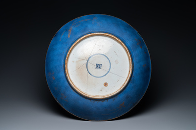 Un grand plat en porcelaine de Chine &agrave; d&eacute;cor dor&eacute; sur fond bleu poudr&eacute;, Kangxi