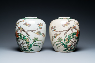 Een paar Chinese famille verte potten met craquel&eacute; fond, 19e eeuw