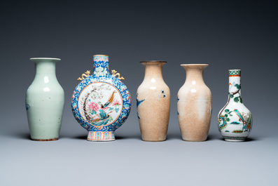 Six diverse Chinese vases and a soft paste seal paste box, 19/20th C.