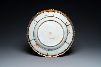 Un plat en porcelaine de Chine surd&eacute;cor&eacute; &agrave; monture en bronze, Kangxi