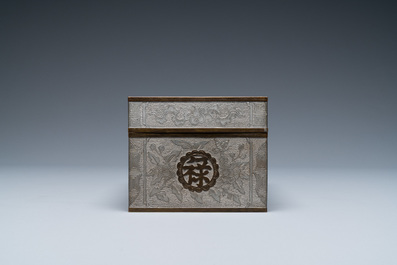 Une bo&icirc;te couverte de forme rectangulaire et un bol &agrave; d&eacute;cor d'un dragon en m&eacute;tal paktong, Chine, 19/20&egrave;me