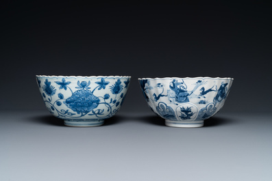 Twee Chinese blauw-witte kommen, Kangxi en Wanli