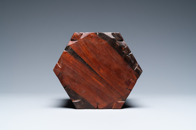 Un pot &agrave; pinceaux de forme hexagonale en bois 'huali', Chine, 18/19&egrave;me