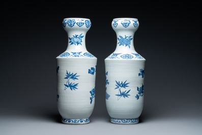 Een paar Chinese blauw-witte vazen met pauwen, Qianlong merk, 20e eeuw