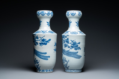 Een paar Chinese blauw-witte vazen met pauwen, Qianlong merk, 20e eeuw