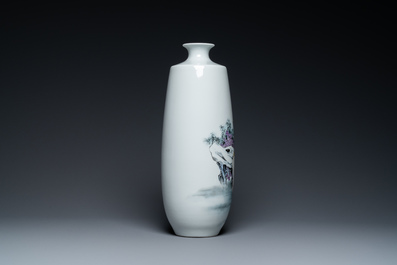 Un vase en porcelaine de Chine famille rose &agrave; d&eacute;cor d'une femme sur un rocher, marque de Jingdezhen zhi, 20&egrave;me