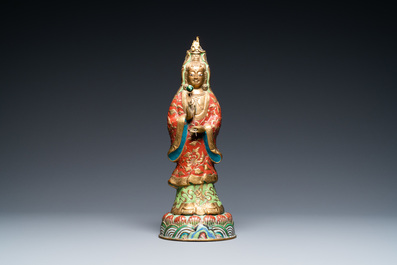 Een Chinese champlev&eacute; email en verguld koperen figuur van Guanyin, Qing