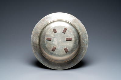 Une bo&icirc;te couverte de forme rectangulaire et un bol &agrave; d&eacute;cor d'un dragon en m&eacute;tal paktong, Chine, 19/20&egrave;me