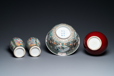 Trois vases, un bol et un plat en porcelaine de Chine, 19/20&egrave;me