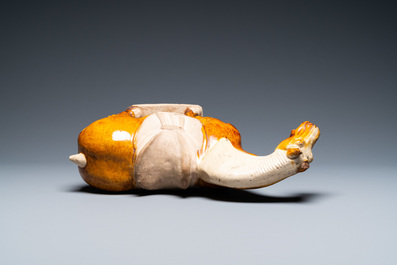 Een Chinees amber- en beige-geglazuurd aardewerken model van een paard, Tang