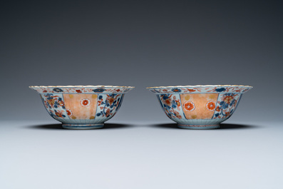 A pair of Chinese Imari-style bowls, Kangxi