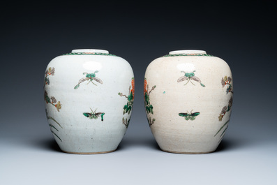Een paar Chinese famille verte potten met craquel&eacute; fond, 19e eeuw