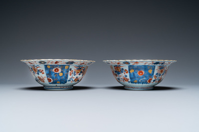 A pair of Chinese Imari-style bowls, Kangxi