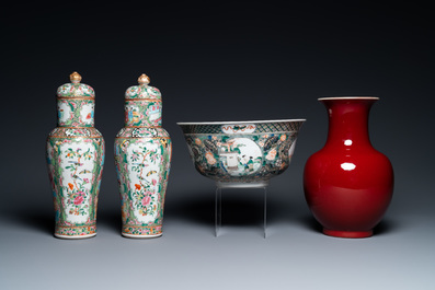 Drie Chinese vazen, een kom en een schotel, 19/20e eeuw