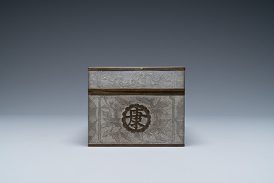 Une bo&icirc;te couverte de forme rectangulaire et un bol &agrave; d&eacute;cor d'un dragon en m&eacute;tal paktong, Chine, 19/20&egrave;me