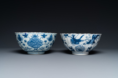 Twee Chinese blauw-witte kommen, Kangxi en Wanli