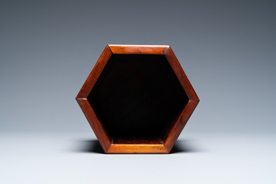 Un pot &agrave; pinceaux de forme hexagonale en bois 'huali', Chine, 18/19&egrave;me