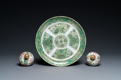 Trois vases, un bol et un plat en porcelaine de Chine, 19/20&egrave;me