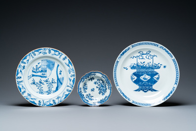 Onze assiettes en porcelaine de Chine en bleu et blanc, Kangxi et apr&egrave;s