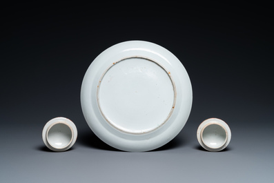 Trois vases, un bol et un plat en porcelaine de Chine, 19/20&egrave;me