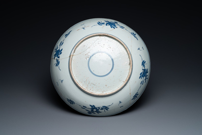 Un plat en porcelaine de Chine en bleu et blanc, Jiajing