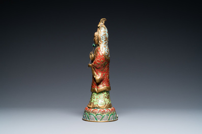 Une figure de Guanyin en &eacute;maux champlev&eacute;s et cuivre dor&eacute;, Chine, Qing
