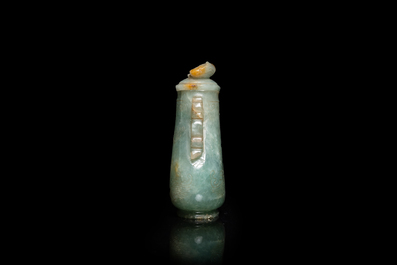 Een kleine Chinese dekselvaas in jade&iuml;et, 19e eeuw