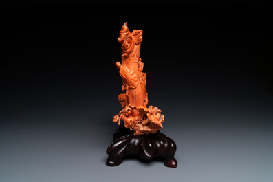 Un groupe figurant Guanyin et une servante en corail rouge sculpt&eacute;, Chine, 19/20&egrave;me