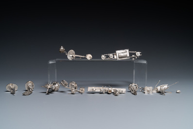 Une collection de miniatures, une bo&icirc;te &agrave; poudre et un ornement de table en argent, Chine, 19/20&egrave;me