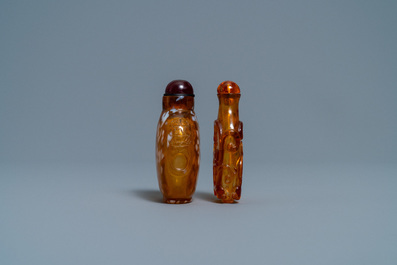 Twee Chinese amber-simulerende glazen snuifflessen, 18/19e eeuw