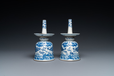 Une paire de bougeirs en porcelaine de Chine en bleu et blanc &agrave; d&eacute;cor de dragons, 19&egrave;me