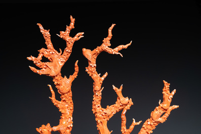 Un grand groupe figurant des oiseaux sur branches fleuries en corail rouge sculpt&eacute;, Chine, 19/20&egrave;me