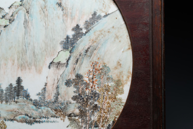 Een ronde Chinese qianjiang cai plaquette met een landschap, gesign. Wang Shao Wei, 19e eeuw