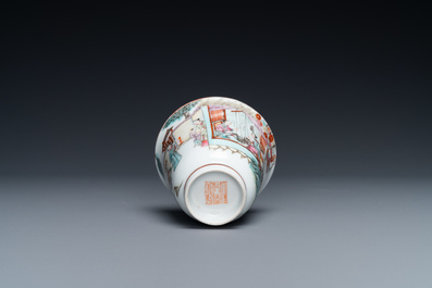 Une tasse &agrave; vin en porcelaine de Chine famille rose, marque de Qianlong, R&eacute;publique