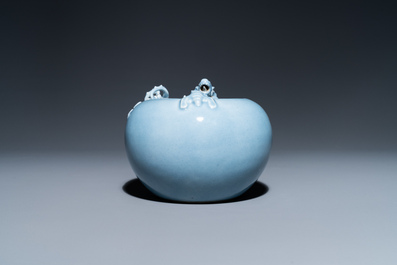 Un lave-pinceaux en porcelaine de Chine bleu de lavande monochrome, marque de Yongzheng, 19&egrave;me