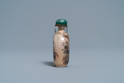 Une tabati&egrave;re en cristal peint &agrave; l'int&eacute;rieur &agrave; d&eacute;cor du docteur Li Shizhen, sign&eacute;e Zhang Rucai, dat&eacute;e 1978