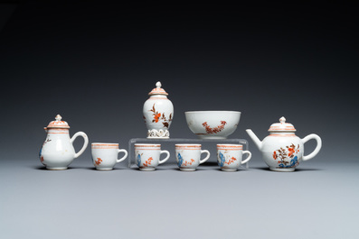 Un service &agrave; th&eacute; miniature de 32 pi&egrave;ces en porcelaine de Chine en bleu, blanc et rouge de fer, Qianlong