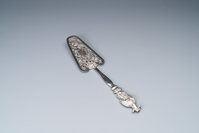 A Chinese reticulated silver cake-server, 19/20th C.