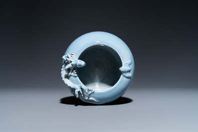 Un lave-pinceaux en porcelaine de Chine bleu de lavande monochrome, marque de Yongzheng, 19&egrave;me