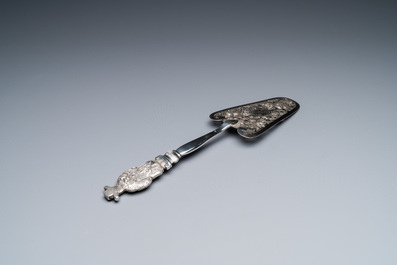 A Chinese reticulated silver cake-server, 19/20th C.