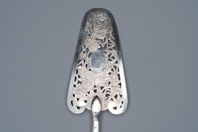 Une cuill&egrave;re &agrave; g&acirc;teau en argent ajour&eacute;, Chine, 19/20&egrave;me