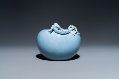 Un lave-pinceaux en porcelaine de Chine bleu de lavande monochrome, marque de Yongzheng, 19&egrave;me