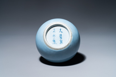 Een Chinese monochrome lavendelblauwe penselenwasser met een draak, Yongzheng merk, 19e eeuw